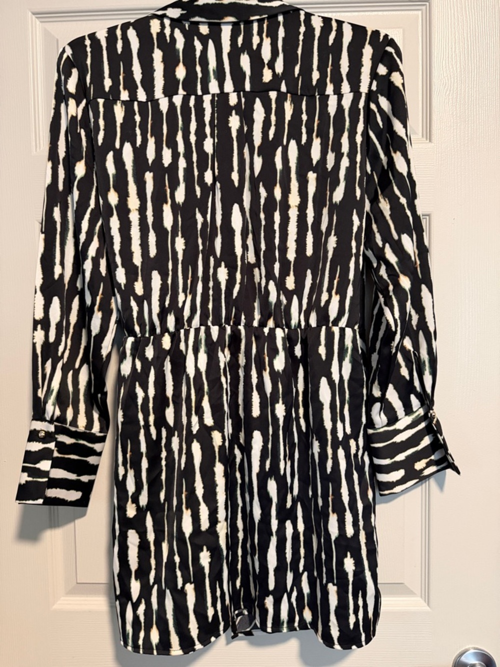 House of Harlow 1960 Black and White Patterned Top with Subtle Green Accent - Picture 5 of 7
